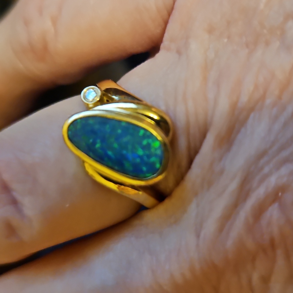 Black Australian opal 10 Kt Yellow Gold - Picture 1 of 9